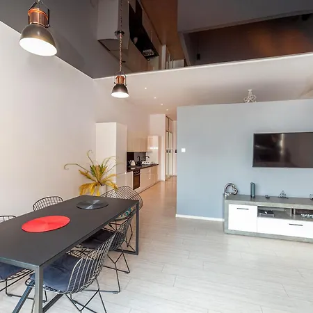 Host Lofty Tymienieckiego Апартаменты Лодзь